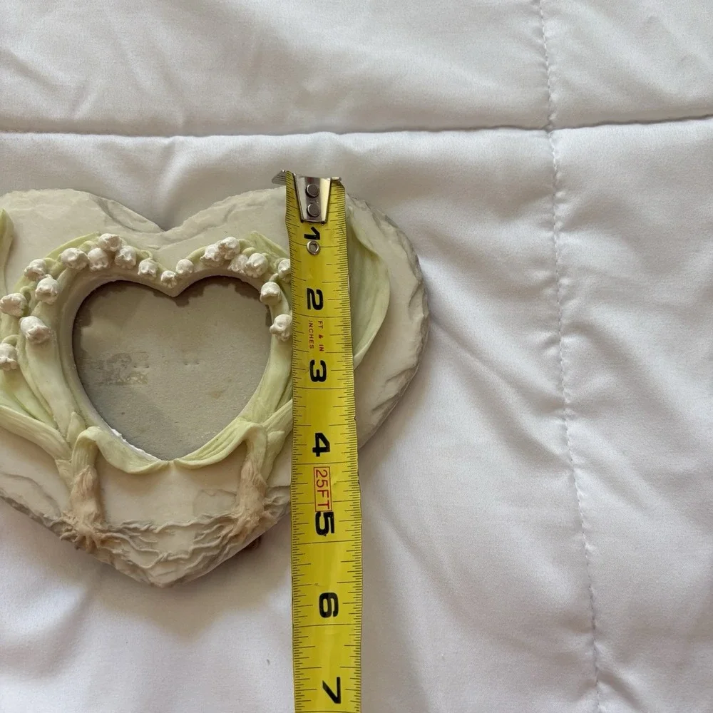 Vintage 90s Heart Shape Picture Frame Lily Floral Cottagecore‎ Feminine Beige